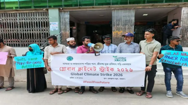 ১০ হাজার মেগাওয়াট সৌরবিদ্যুতের রোডম্যাপ দাবিতে বরগুনায় তরুণদের জলবায়ু ধর্মঘট ও পদযাত্রা
