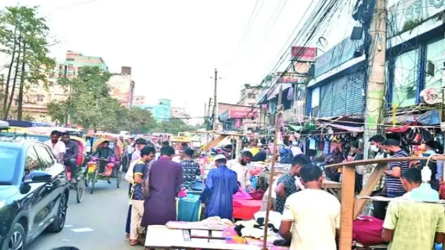 ১০০ ফিট সড়কে দখলদারদের রাজত্ব, অসহায় পথচারী