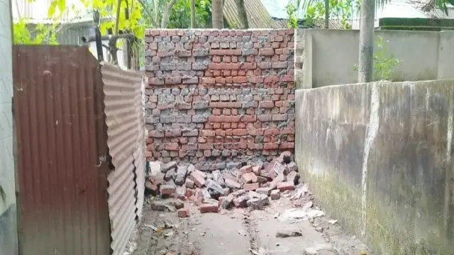 ২০ পরিবারের চলাচলের পথে ফের দেয়াল নির্মান