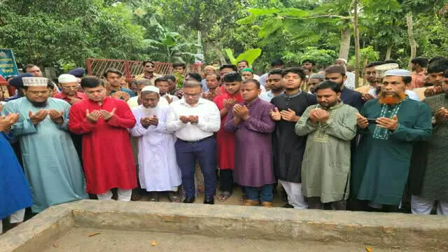 আবু সাঈদের কবরে ফুল দিয়ে শ্রদ্ধা নিবেদনের মধ্য দিয়ে রংপুরে পালিত হচ্ছে জুলাই শহীদ দিবস