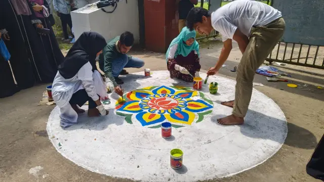 আবুল কালাম ডিগ্রি কলেজে ছাত্রদলের উদ্যোগে আঙিনা পরিষ্কার ও আলপনা অঙ্কনের ব্যতিক্রমী আয়োজন।