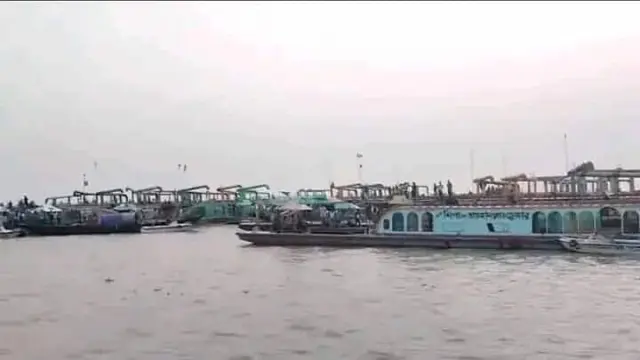 আদালতের নিষেধাজ্ঞা উপেক্ষা করে মেঘনায় বালু উত্তোলন।    প্রশাসন নিরব