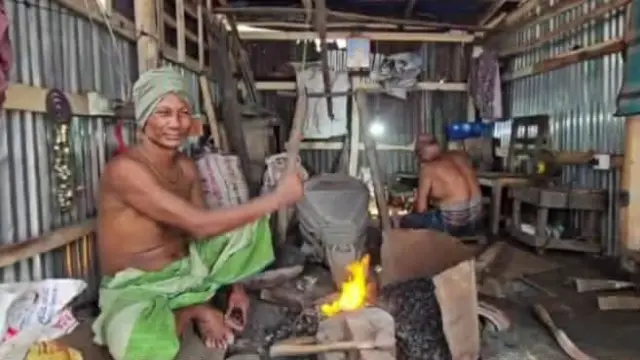 আধুনিক প্রযুক্তির ভিড়ে হারাচ্ছে কামার শিল্প, ঈদে বাড়ছে কর্মব্যস্ততা
