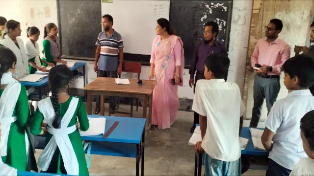 আকস্মিক স্কুল পরিদর্শনে  ইউএনও, নিলেন ক্লাস