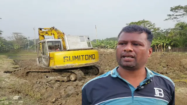 আ’লীগ করায় চরফ্যাশনে ভেকু দিয়ে মাটি কেটে নিচ্ছে হান্নান মুন্সি