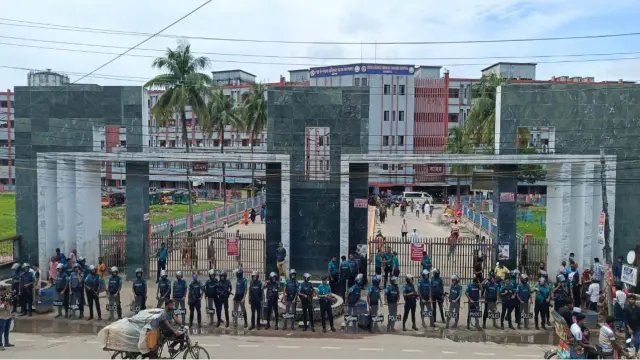 আন্দোলনকারীদের হামলায় শেবাচিমে চিকিৎসকসহ আহত ৩, কর্মবিরতিতে চিকিৎসকরা
