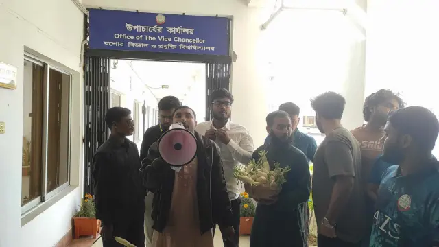 আশ্বাসেই সীমাবদ্ধ, যবিপ্রবি উপাচার্যকে মূলা উপহার শিক্ষার্থীদের