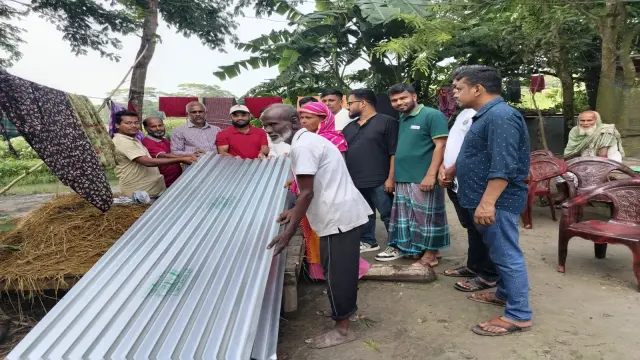 বাবুগঞ্জে অসহায় নারীর পাশে মানবতার হাত, ঘর নির্মাণে ঢেউটিন প্রদান