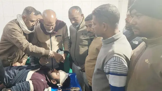 বাজারে দোকান দখল কেন্দ্র করে ভয়াবহ স/ন্রা/সী   হামলা, আহত-৬