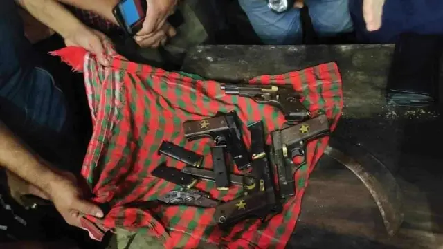 বাগেরহাটে চারটি বিদেশী পিস্তলসহ ১১জন আটক