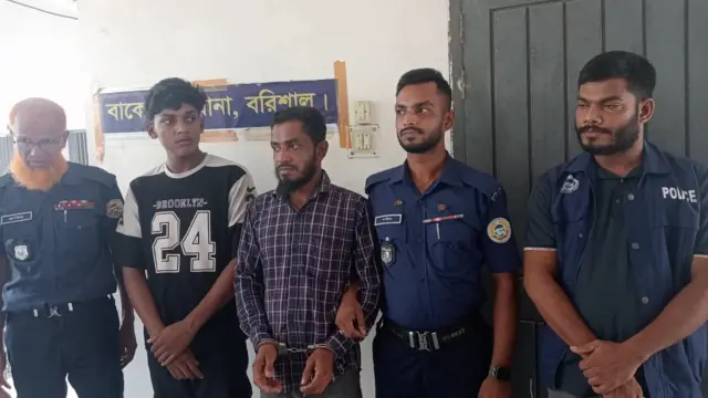 বাকেরগঞ্জে গৃহবধূকে গলাকেটে    হত্যা, বাবা ছেলে গ্রেপ্তার