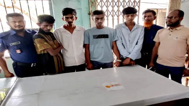 বামনায় ১২৫ পিস ইয়াবাসহ ৫ মাদক কারবারি গ্রেপ্তার