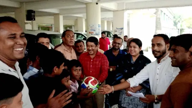বামনায় ক্রীড়া সংস্থা কর্তৃক উপজেলাব্যাপী ক্রীড়া সামগ্রী বিতরণ