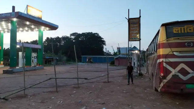 বাঁশের বেড়া দিয়ে তেলের পাম্প   অবরুদ্ধ, রক্তক্ষয়ী সংঘর্ষের   আশংকা