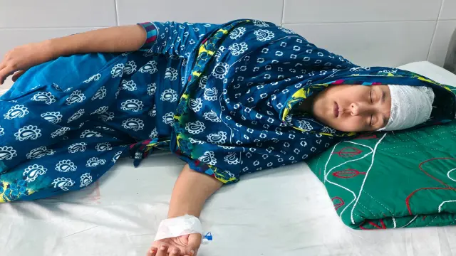 বাসুরের কুপ্রস্তাবে রাজি না হওয়ায় নারকীয় হামলা! গুরুতর আহত তরুণী।