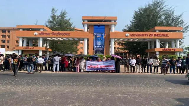 ববি শিক্ষকের বিরুদ্ধে ‘মিথ্যা সংবাদ’-এর প্রতিবাদে শিক্ষার্থীদের মানববন্ধন