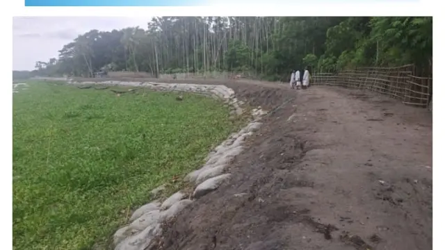 বেড়িবাঁধ নির্মাণের দুই মাসের মধ্যেই ধস ইন্দুরকানী উপজেলার কচি নদীর স্রোতের চাপ