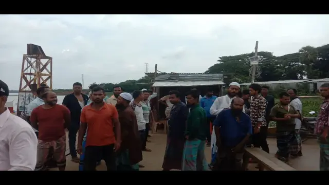 বেলতলা-চরমোনাই খেয়াঘাটে ভাড়া নিয়ে ট্রলার চালককে মারধর