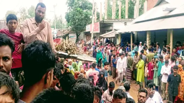 বিছানায় নারীর গলা কাটা লাশ, উঠানে পড়েছিল কাটা পুরুষাঙ্গ।