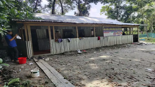 বিদ্যালয়ের খেলার মাঠ দখল করে মাদ্রাসা নির্মাণ।   মাঠ পুনরুদ্ধারে বিদ্যালয়ের শিক্ষকদের সংবাদ সম্মেলন।