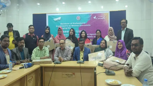 বিজেপিসির পক্ষ থেকে নয় জন নারী সাংবাদিকদের মাঝে ল্যাপটপ বিতরণ