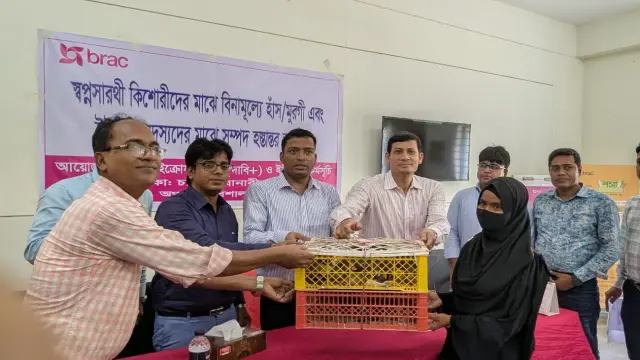বিনামূল্যে হাঁস-মুরগি বিতরণ ও ইউপিজি সদস্যদের সম্পদ হস্তান্তর করল ব্র্যাক