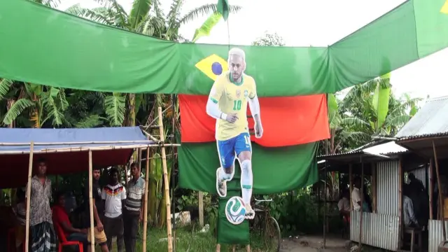 বিশ্বকাপ ফুটবল ঘিরে গোপালগঞ্জে মুকুসদপুরে ব্যতিক্রমী আয়োজনে মেসির ১৬ ফুট উচ্চতার ভাস্কয্য ও নেইমারের প্রতিকৃতি