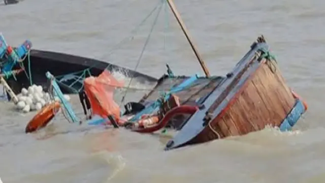 বঙ্গোপসাগর থেকে ইলিশ ধরে ফেরার পথে ট্রলার ডুবি চরফ্যাশনে মিস্তি নিরব নিঁখোজ ॥ ১৫ জেলেকে উদ্ধার