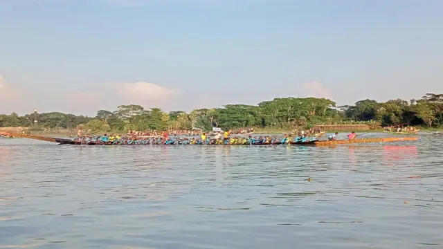 বৈঠার তালে ছুটছে নৌকা, তীরে হাজারো দর্শকের উল্লাস!
