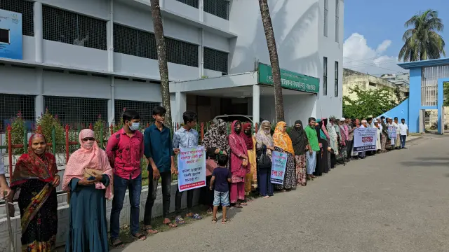 বরগুনা প্রতিবন্ধী সেবা ও সাহায্য কেন্দ্রের ডাক্তার রফিকুল ইসলামের বদলির আদেশ বাতিলের দাবিতে মানববন্ধ