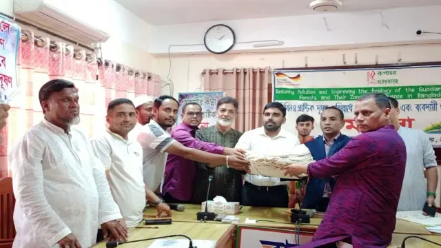 বরগুনার বামনায় ব্যবসায়ীদের মাঝে পরিবেশবান্ধব পাটের ব্যাগ বিতরণ