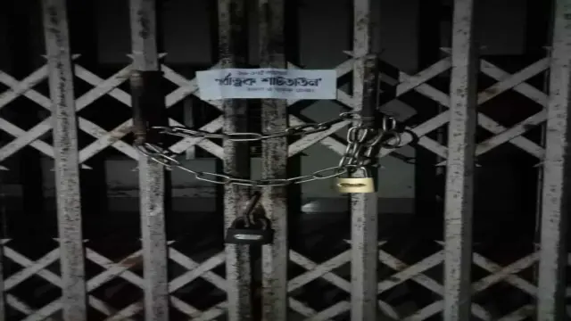 বরগুনার বামনায় সরকারি বেসরকারি প্রতিষ্ঠানের গেটে তালাবদ্ধ