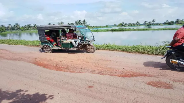 বরগুনার খানাখন্দে ভরা তালতলী-আমতলী আঞ্চলিক সড়ক
