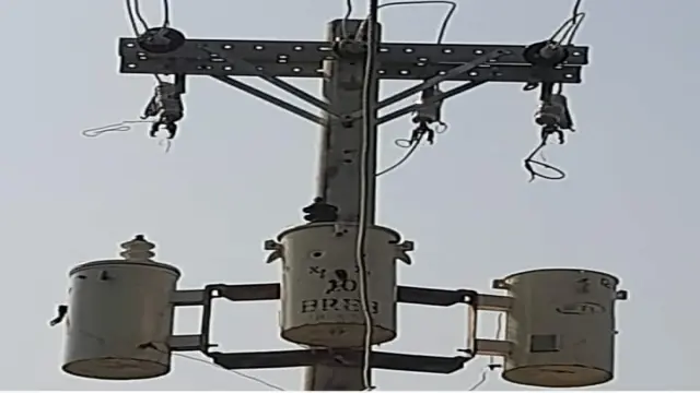 বরগুনার তালতলীতে সাব-রেজিস্ট্রার কার্যালয়ের সামনের বৈদ্যুতিক খুঁটি থেকে তিনটি ট্রান্সমিটার চুরি