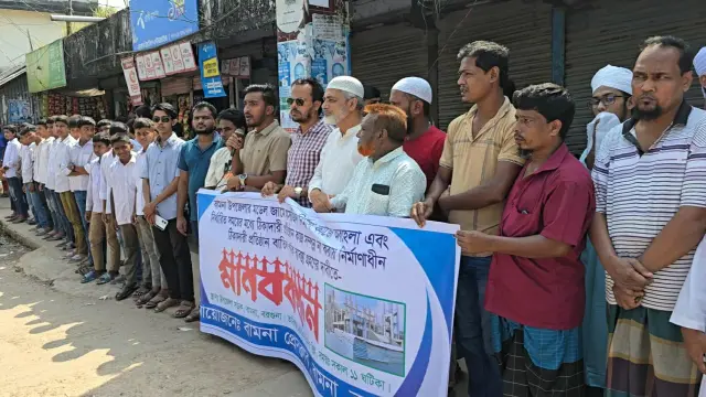 বরগুনায় ৬ বছরেও শেষ হয়নি মডেল মসজিদ নির্মাণকাজ, ক্ষুব্ধ মুসুল্লিদের মানববন্ধন ও বিক্ষোভ