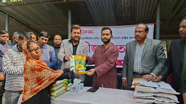 বরগুনায় ব্র্যাকের উদ্যোগে প্রান্তিক কৃষকের মাঝে ধান ও সূর্যমুখী বীজ বিতরণ