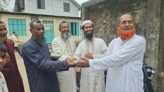 বরগুনায় কুড়িয়ে পাওয়া প্রায় দেড় লাখ টাকা মাইকিং করে মালিককে ফেরত দিলেন সৎ ব্যবসায়ী