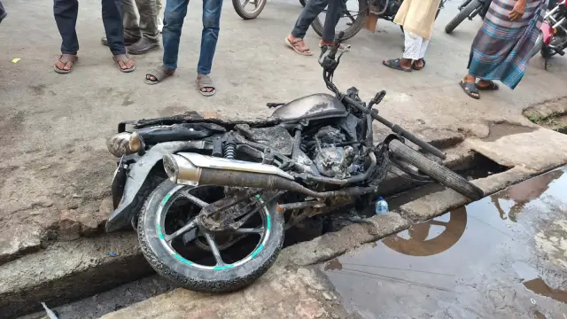 বরগুনায় অতিরিক্ত পেট্রোল নিতে গিয়ে মোটরসাইকেলে আগুন , দৌড়ে পালাল চালক