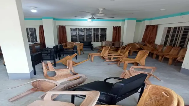 বরগুনায় পঁচা মাছ বিক্রি" সালিশি বৈঠকে মৎস্য ব্যবসায়ীদের হামলা ভাঙচুর