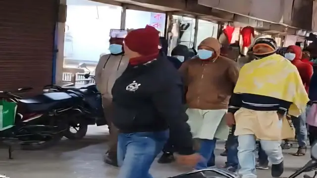 বরগুনায় প্রকাশ্যে আচরণবিধি লঙ্ঘন: দাঁড়িপাল্লায় ভোট চেয়ে মিছিল