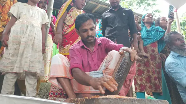 বরগুনায় স্ত্রীদের সামনে মরিচ ও পেঁয়াজ বাটলেন স্বামীরা