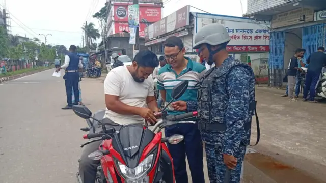 বরগুনায় যৌথবাহিনীর চেকপোস্ট, বিভিন্ন যানবাহনে জরিমানা আদায়