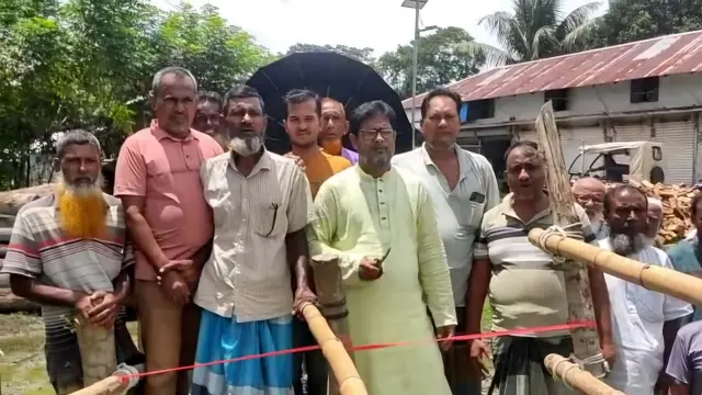 ব্রিজ নেই, বাঁশের সাঁকোই ভরসা' লাল ফিতা কেটে সাঁকো উদ্বোধন বিএনপি নেতার