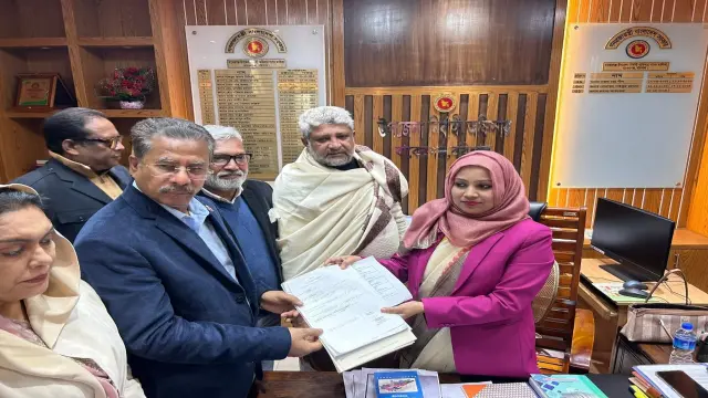 বরিশাল-৬ (বাকেরগঞ্জ) আসনে বিএনপি প্রার্থী আবুল হোসেন খানের মনোনয়নপত্র দাখিল