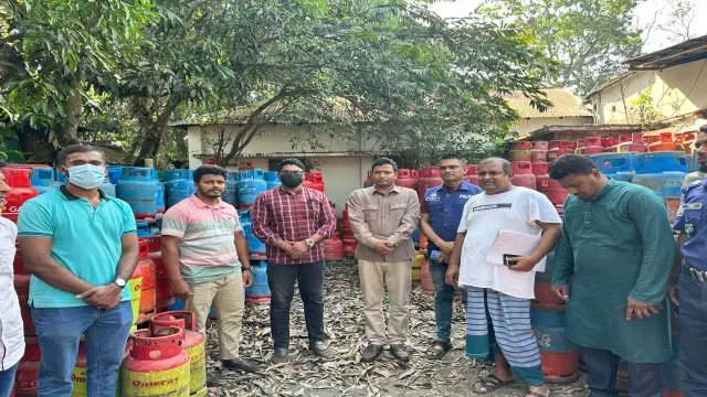 বরিশাল বানারীপাড়ায় অতিরিক্ত দামে গ্যাস সিলিন্ডার বিক্রি ও অবৈধ মজুদের জন্য ১ জনকে জরিমানা।