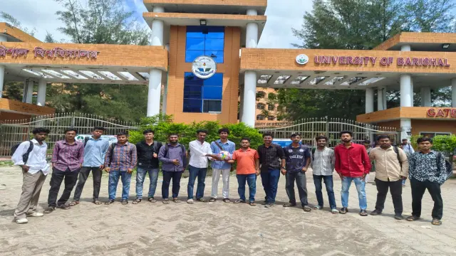 বরিশাল বিশ্ববিদ্যালয়ে নবীনদের খেলাধুলায় উদ্বুদ্ধ করতে ছাত্রদলের ফুটবল বিতরণ