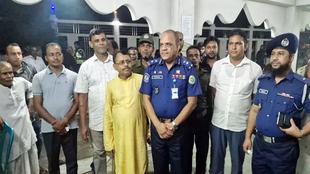 বরিশাল রেঞ্জ ডিআইজি’র  পূজা মন্ডপ পরিদর্শন