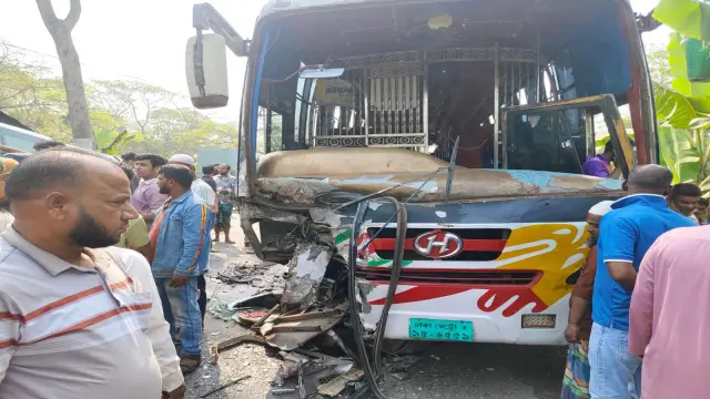 বরিশালে   বাস-মাইক্রোবাসের  সংঘর্ষে নিহত-২