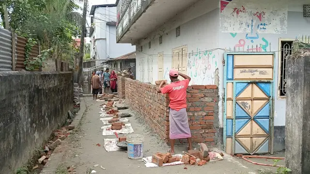 বরিশালে চলাচলের পথ দখল করে দেয়াল নির্মাণের অভিযোগ, বন্ধ করল সিটি করপোরেশন
