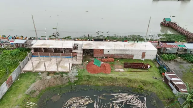 বরিশালে কীর্তনখোলা নদীর বাঁধ ঘেঁষে ভবন নির্মাণে বৈধতা নিয়ে প্রশ্ন